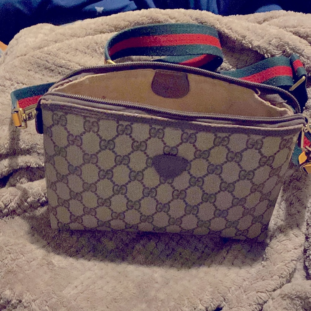 Gucci crossbody bag with green and red gucci color crossbody wide strap.